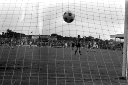 Telstar tegen AZ 67 eigen doelpunt van Vooys (rechts), Bestanddeelnr 928-1758
