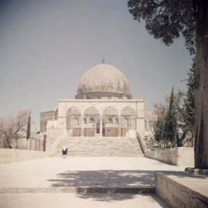 Tempelberg (Al Haram esh Sharif). De Rotskoepel (Qubbet es-Sakhra) trappen en p, Bestanddeelnr 255-9759