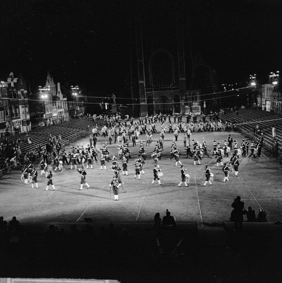 Taptoe Delft 1963 Overzicht van de markt te Delft, Bestanddeelnr 915-4838