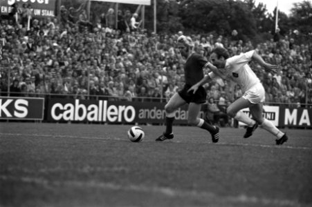Telstar tegen PSV 0-1, Schmidt Hansen (links) in duel met Zwaan, Bestanddeelnr 925-8381