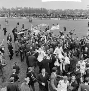 Telstar tegen Fortuna VI 1-0, huldiging van het elftal, Bestanddeelnr 916-4063