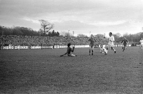 Telstar tegen PSV 2-2, Willy van de Kerkhof (midden) scoort, op de grond doelman, Bestanddeelnr 927-5878 photo