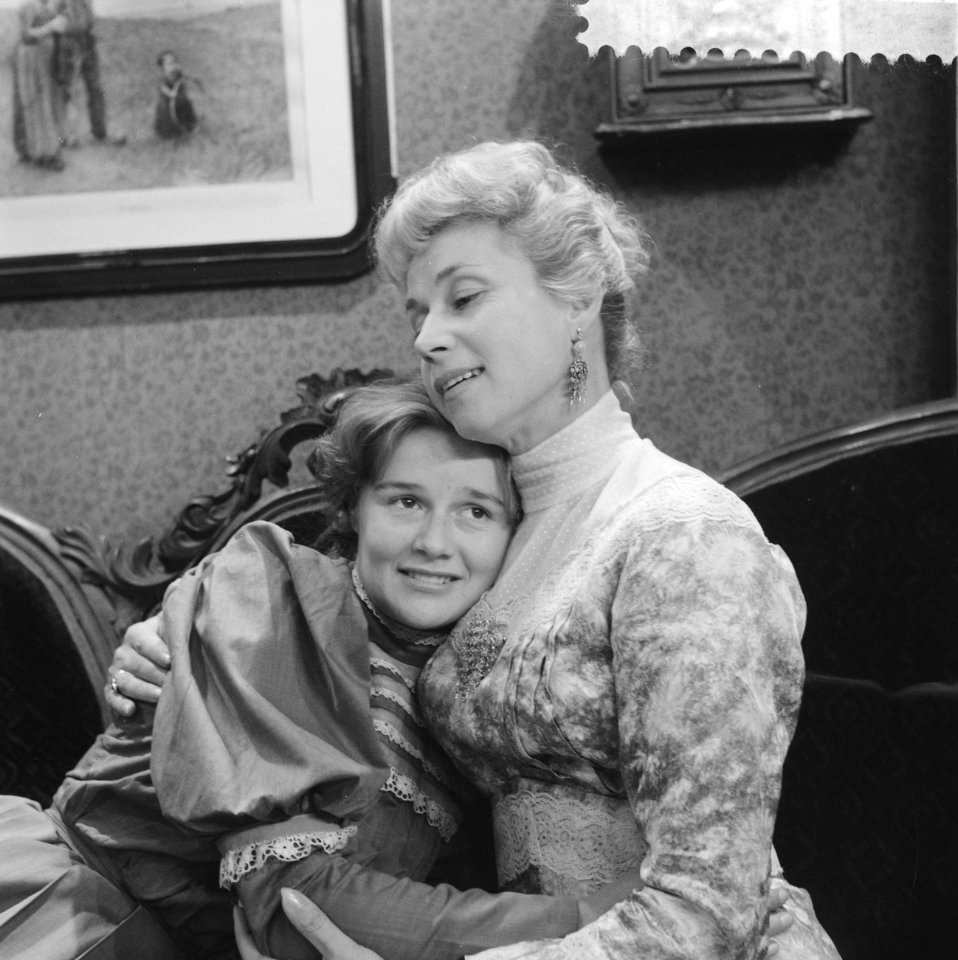 Televisiespel Dagboek van Amy , Annie de Lange als mevrouw Grey en Maria de Bo, Bestanddeelnr 910-6969