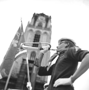 Taptoe op Sint-Laurensplaats te Rotterdam (hoornblazen), Bestanddeelnr 914-0909