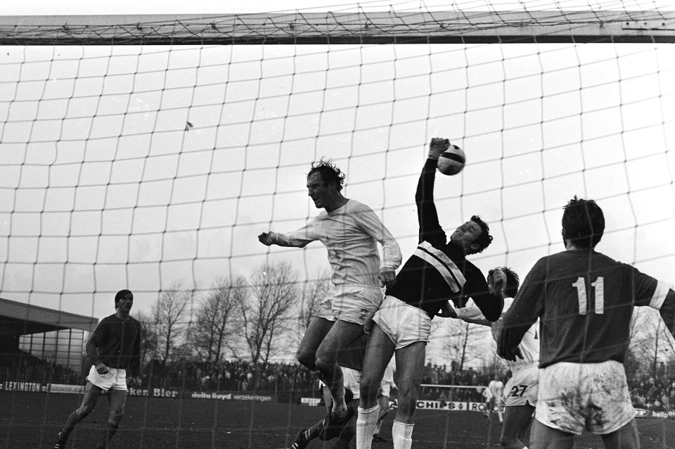 Telstar tegen Volendam 0-0 keepper Ruiter (Volendam) (midden), links Andre (Tel, Bestanddeelnr 924-0929