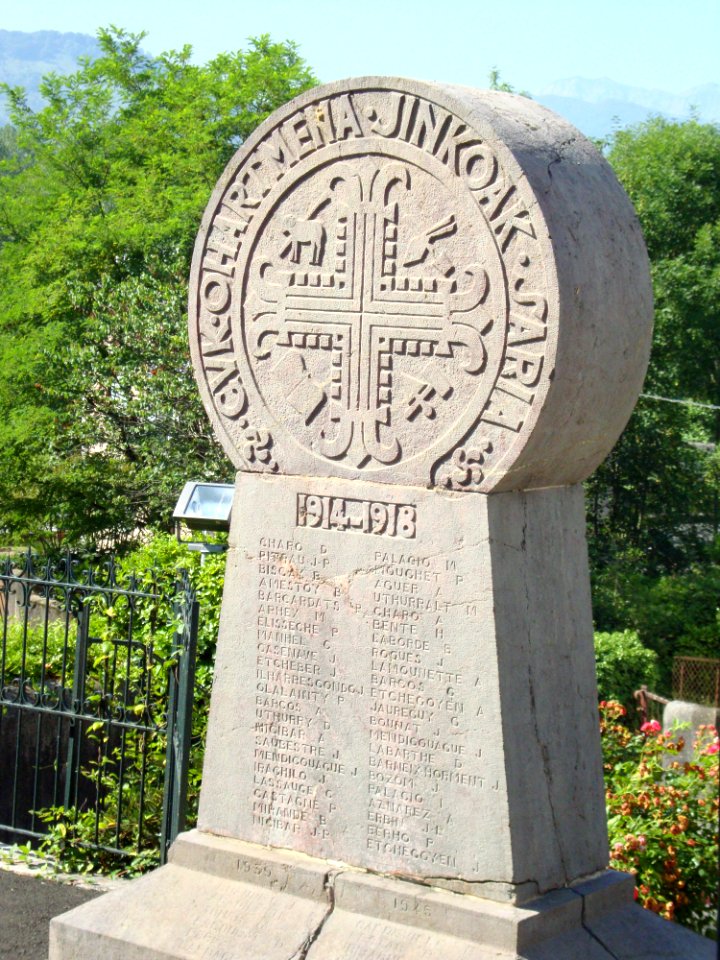 Tardets-Sorhulus (Pyr-Atl, Fr) monument aux morts en forme de stèle basque