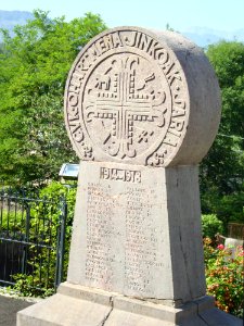 Tardets-Sorhulus (Pyr-Atl, Fr) monument aux morts en forme de stèle basque