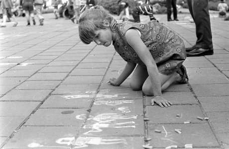Tekenen op straat voor kinderen. Aan het werk in de Wibautstraat, Bestanddeelnr 921-5117