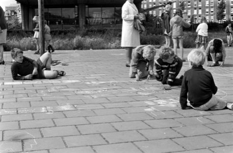 Tekenen op straat voor kinderen. Aan het werk in de Wibautstraat, Bestanddeelnr 921-5115