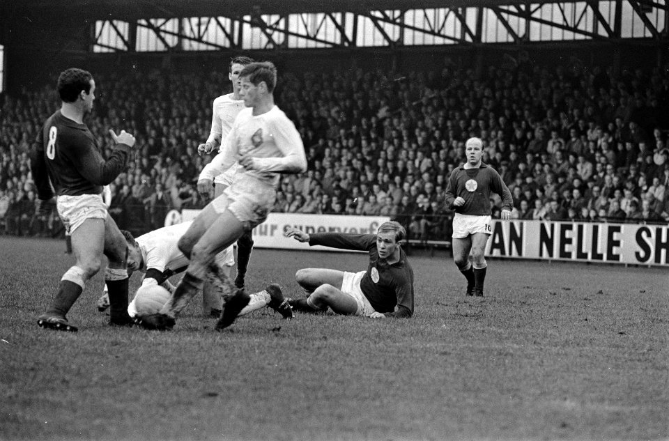 Telstar tegen MVV 0-0. Aanvoerder Althoff op grond, verder Van Essen en Geestman, Bestanddeelnr 920-8355
