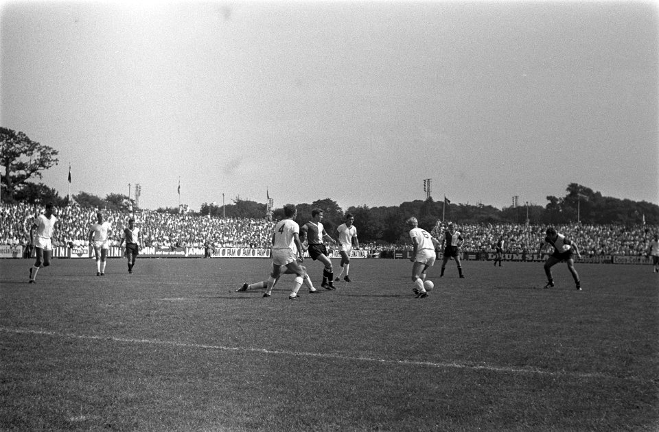 Telstar tegen Feyenoord 1-3 nr. 4,5 Hasil, kop nr. 6,7 Happel, kop, Bestanddeelnr 922-6967