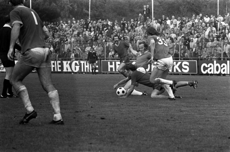 Telstar tegen Amsterdam 0-0, Van der Lem wordt ten val gebracht, links Van der B, Bestanddeelnr 926-6995