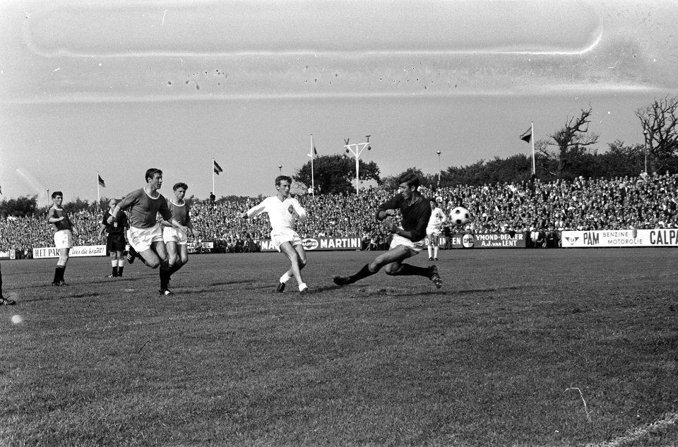 Telstar tegen ADO 2-1, Van Wijk en keeper Thie van ADO, Bestanddeelnr 916-7987
