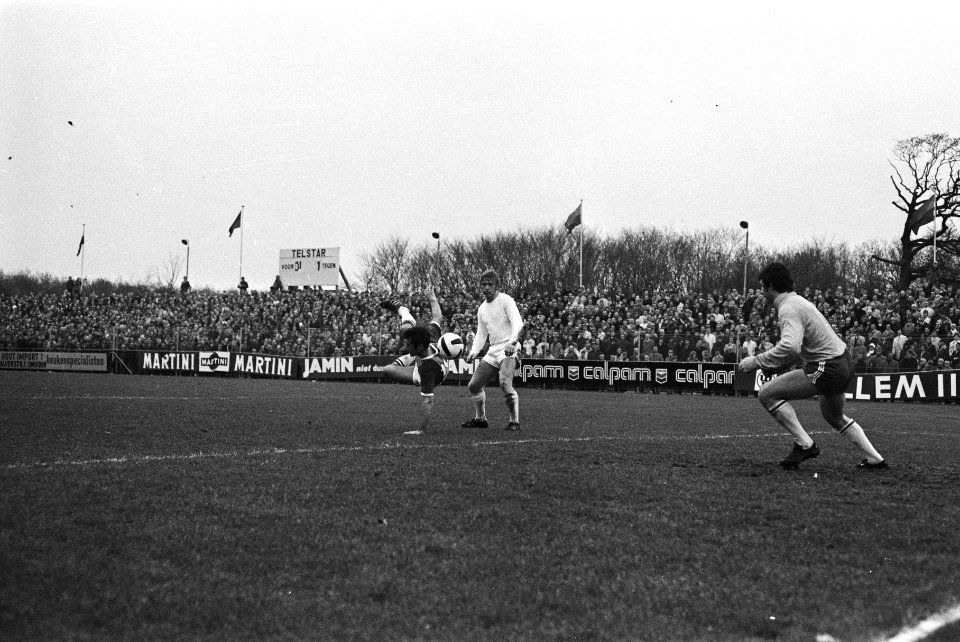 Telstar tegen ADO 0-2 Berg (ADO) staat op een hand, Bestanddeelnr 924-0547