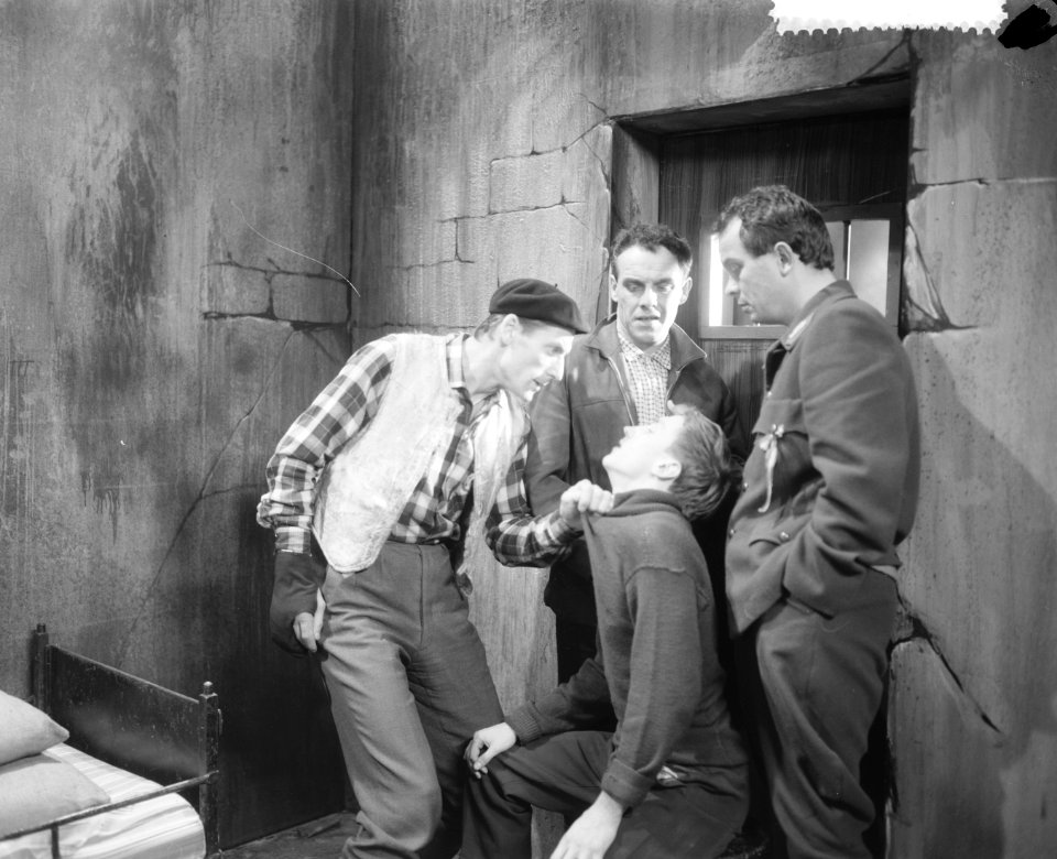 Televisiespel De donkere kant van de aarde vlnr J Maarleveld , P Kamerman , Bestanddeelnr 911-7325
