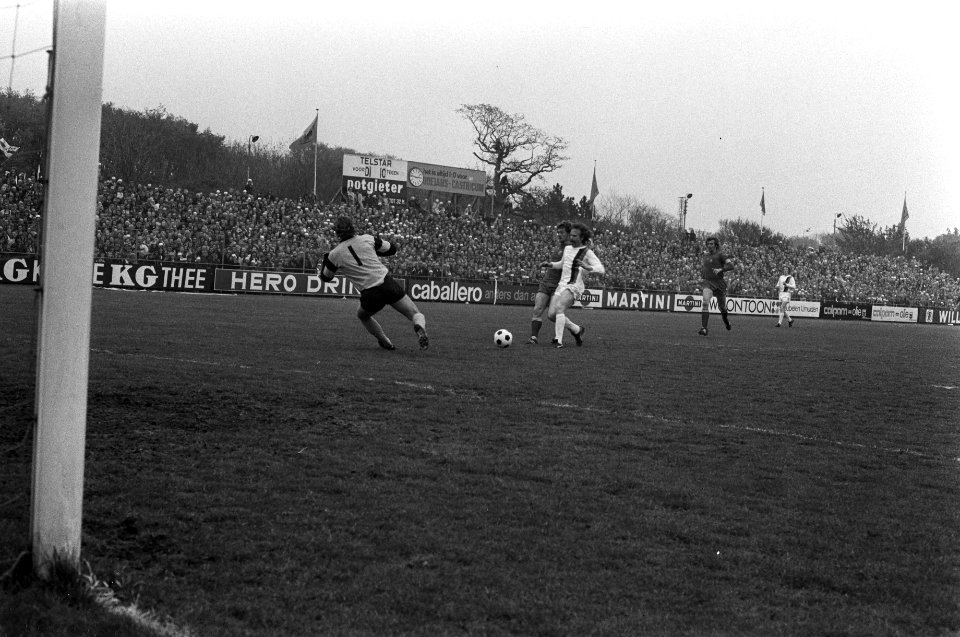 Telstar tegen Ajax 2-1, Rep (midden) scoort rechts Zwaan, links doelman Bloem, Bestanddeelnr 927-1548