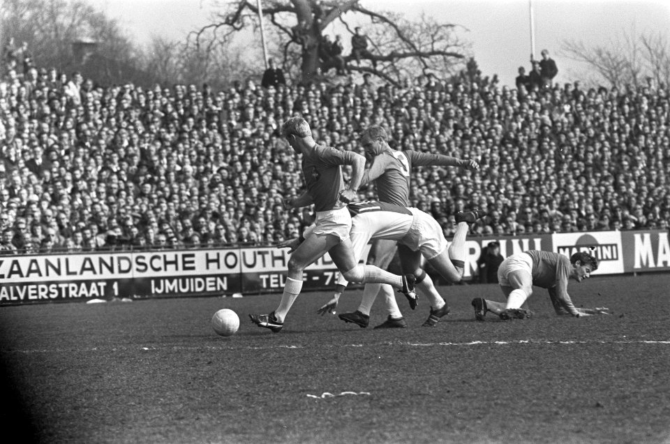 Telstar tegen Ajax 0-3, Piet Keizer probeert door te breken, Bestanddeelnr 920-2169