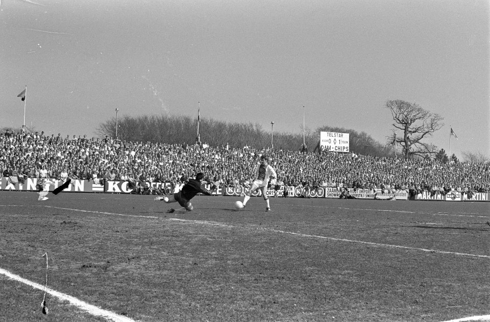 Telstar tegen Ajax 1-1 v.d. Meeren (keeper Telstar) vangt bal, links Cruijff, Bestanddeelnr 922-2693