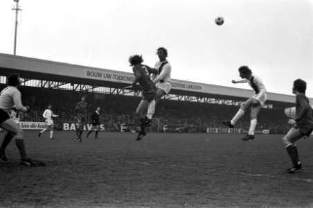 Telstar tegen Ajax 2-1, Kopduel voor het doel van Ajax Links Heinz Stuy, Bestanddeelnr 927-1549