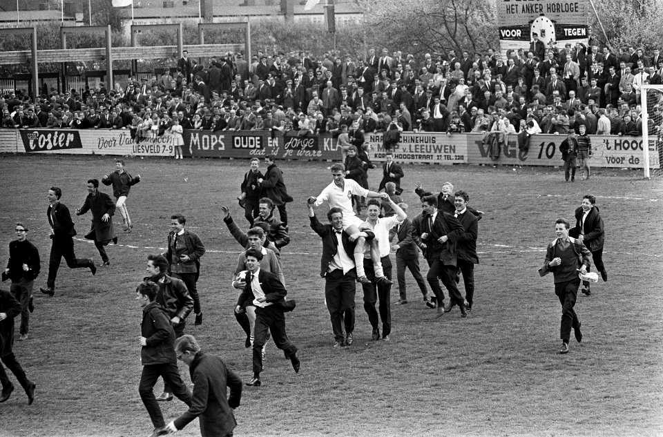 Telstar tegen Fortuna VI 1-0, huldiging van het elftal, Bestanddeelnr 916-4065