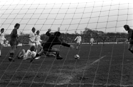 Telstar tegen Ajax 0-1, Swart (half zichtbaar) scoort 0-1, Bestanddeelnr 926-2995