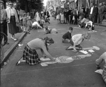 Tekenwedstrijd op asphalt op de Lindengracht in het kader van het Jordaanjeugdfe, Bestanddeelnr 909-7399