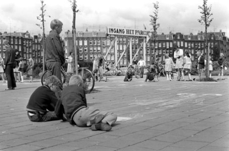 Tekenen op straat voor kinderen. Aan het werk in de Wibautstraat, Bestanddeelnr 921-5118