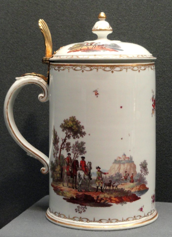 Tankard with Hunting Scenes, c. 1759-1775, Ludwigsburg, hard-paste porcelain, black enamel, gold - Gardiner Museum, Toronto - DSC00945