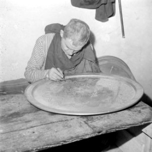 Tekenen van een patroon op een koperen schaal, Bestanddeelnr 255-5930