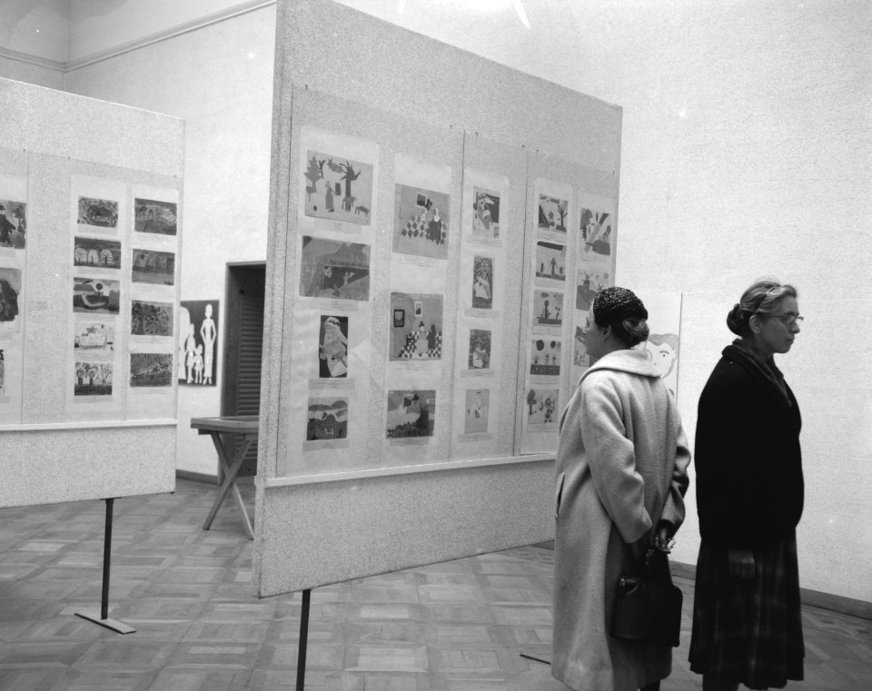 Tekeningen van gevangen Joodse kinderen in Museum Fodor overzicht van de tentoon, Bestanddeelnr 911-2836