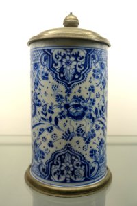 Tankard with design of flowers and leaves, by Georg Friedrich Grebner, Nurember, 1719, earthenware - Stadtmuseum Fembohaus - Nuremberg, Germany - DSC02278