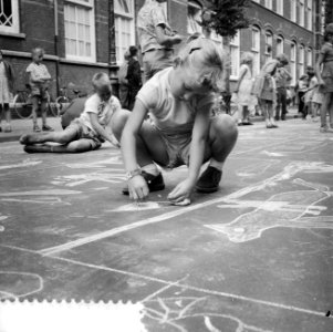 Tekenen op asphalt in de Roggeveenstraat in Amsterdam vijfjarige Ria De Meyer aa, Bestanddeelnr 910-5679