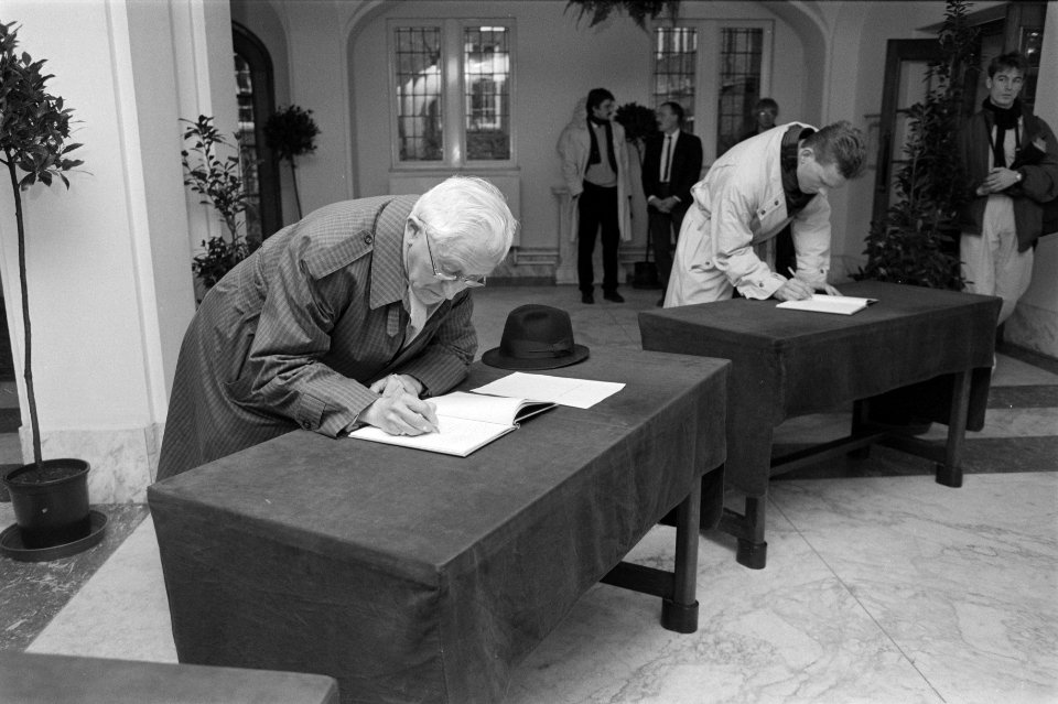 Tekenen condoleancereigster Joop den Uyl in stadhuis Amsterdam, Bestanddeelnr 934-1587