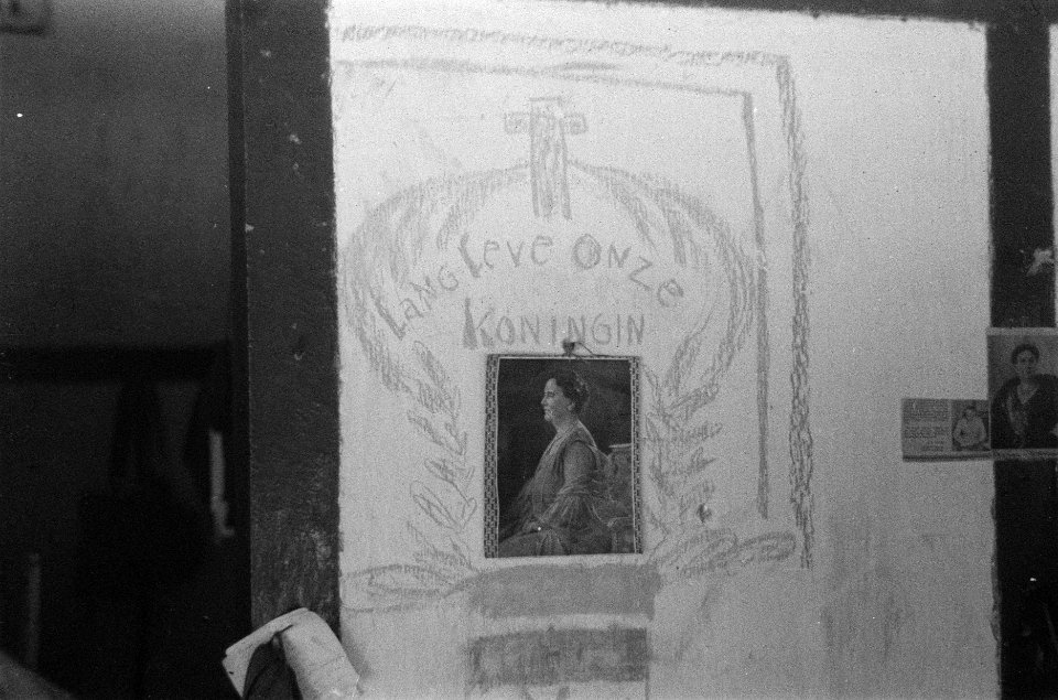 Tekening en foto op een muur met de tekst 'lang leve onze koningin', Bestanddeelnr 3-1-1