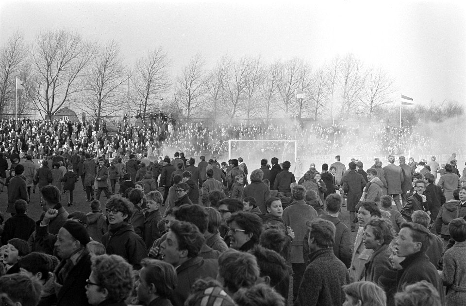 Telstar tegen Feyenoord 0-2, rookbommen op het voetbalveld, Bestanddeelnr 920-1722