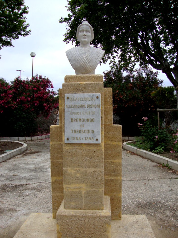 Tarascon (Bouches-du-Rhône, Fr) statue Alexandrine Brémond