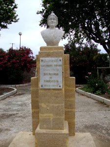 Tarascon (Bouches-du-Rhône, Fr) statue Alexandrine Brémond