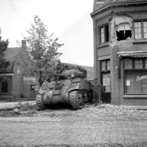 Tankeenheden van de Irish Guards nemen stelling op een kruising in Aalst, Bestanddeelnr 255-9181
