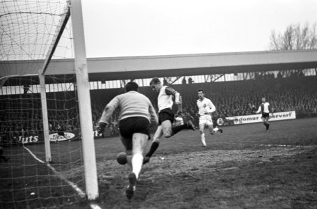 Telstar tegen Feyenoord 0-2, Venneker (rechts) (Feyenoord scoort, keeper Stuy ge, Bestanddeelnr 917-1571