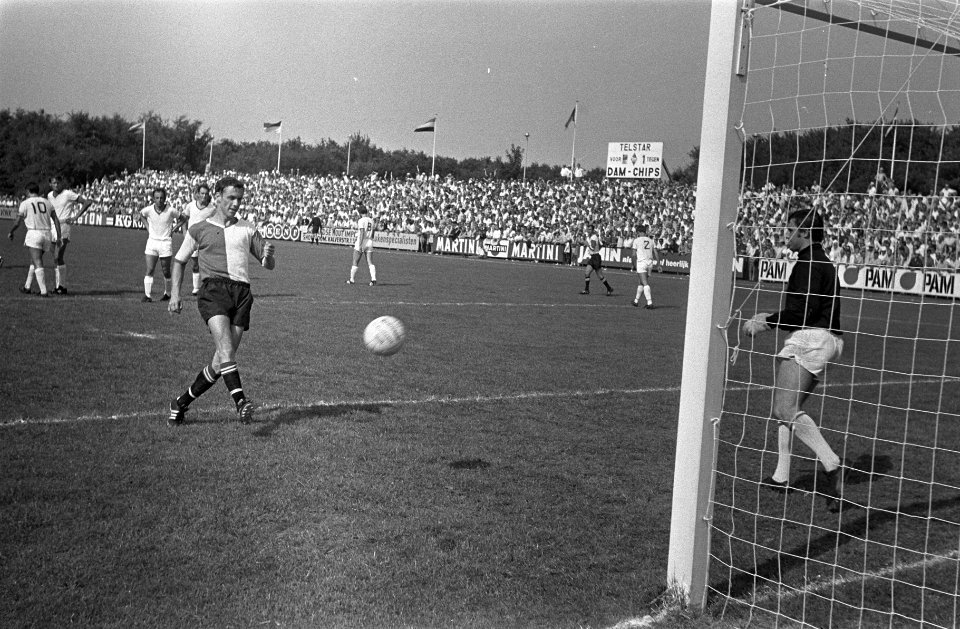 Telstar tegen Feyenoord 1-3 nr. 16,17 Jan Rab , trainer Telstar kop, Bestanddeelnr 922-6965
