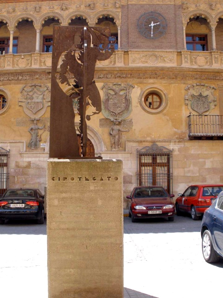 Tarazona - Plaza de España, monumento al Cipotegato y Ayuntamiento