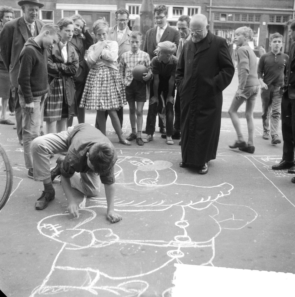 Tekenwedstrijd op de Lindengracht Pater bij tekenwedstrijd, Bestanddeelnr 912-7736