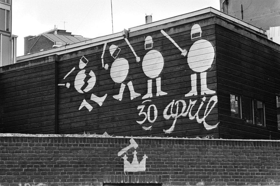Tekeningen op muur kraakpand in de Spuistraat i.v.m. troonwisseling 30 april, Bestanddeelnr 930-7846