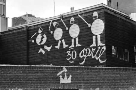 Tekeningen op muur kraakpand in de Spuistraat i.v.m. troonwisseling 30 april, Bestanddeelnr 930-7846 photo