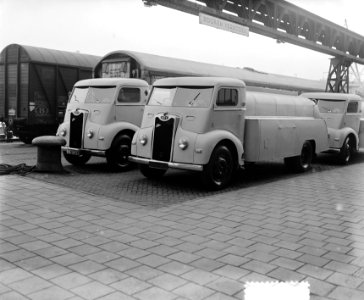 Tankauto voor Indonesie inladen aan boord Ms. Mermidon, Bestanddeelnr 906-1366
