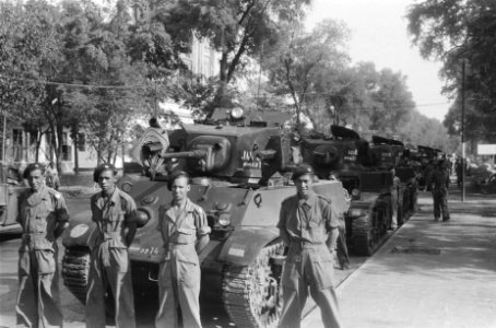 Tankbemanning poseert voor een colonne tanks van een Eskadron Vechtwagens KNIL, Bestanddeelnr 84-6-1
