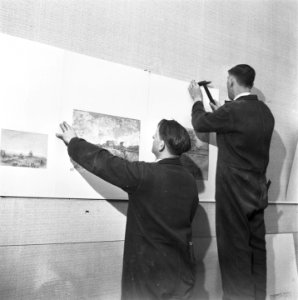 Tekeningen worden opgehangen, Bestanddeelnr 900-7820