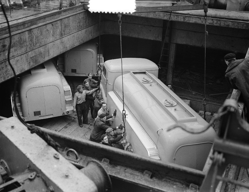 Tankauto voor Indonesie inladen aan boord Ms. Mermidon, Bestanddeelnr 906-1363