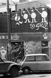 Tekeningen op muur kraakpand in de Spuistraat i.v.m. troonwisseling 30 april, Bestanddeelnr 930-7847