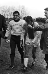 Telstar tegen Ajax 0-1 Neeskens wordt gewond weggeleid door Salo Muller, Bestanddeelnr 924-3102